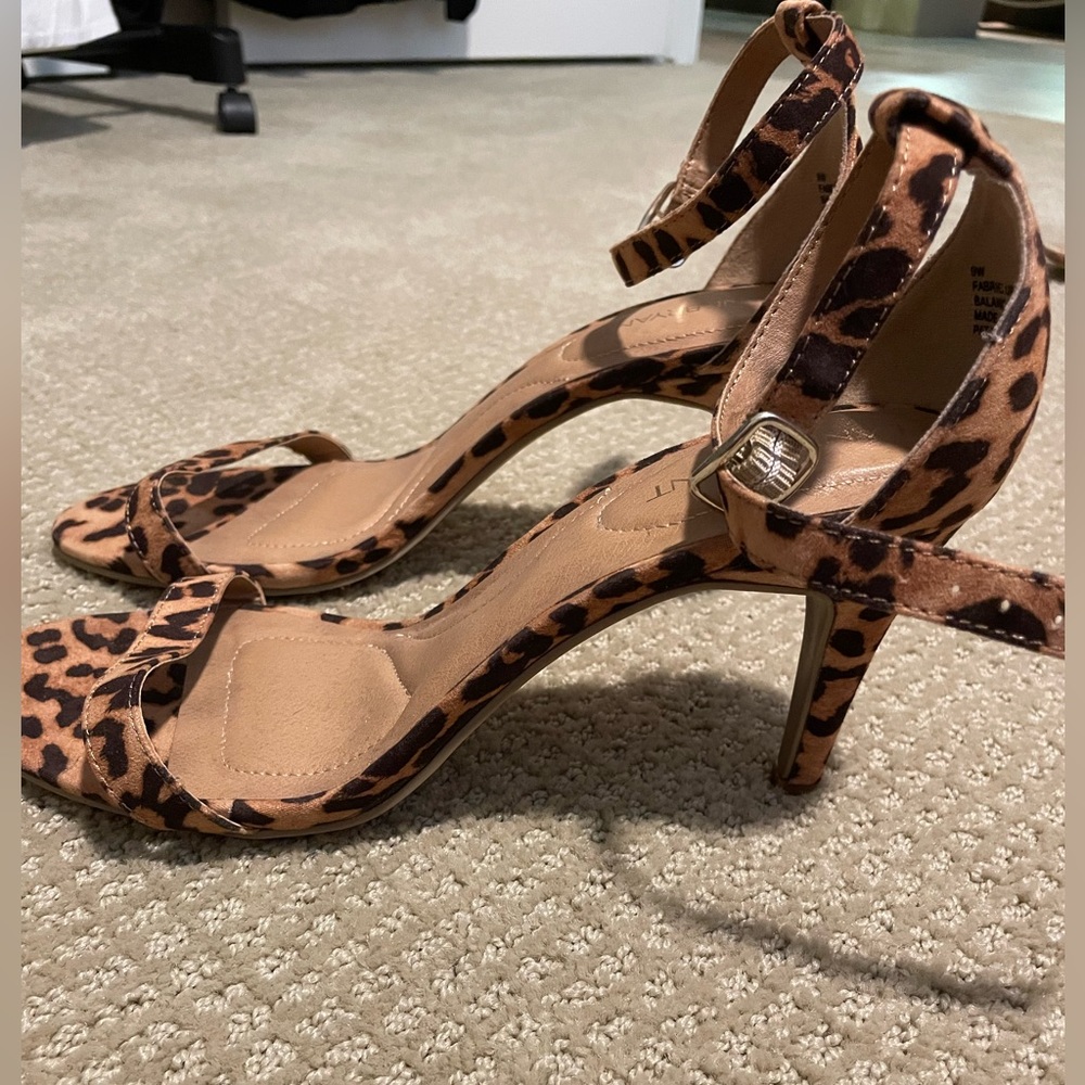 NWT 9W Cheeta print ankle strap stiletto heel